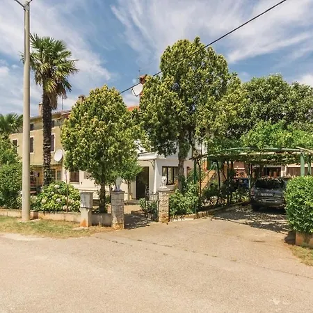 With A Parking Space Novigrad - 14408